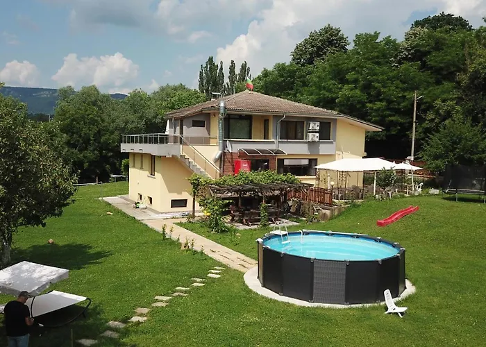 Frühstückspension Guest House-restaurant St. George / къща за гости-ресторант свети георги 3*